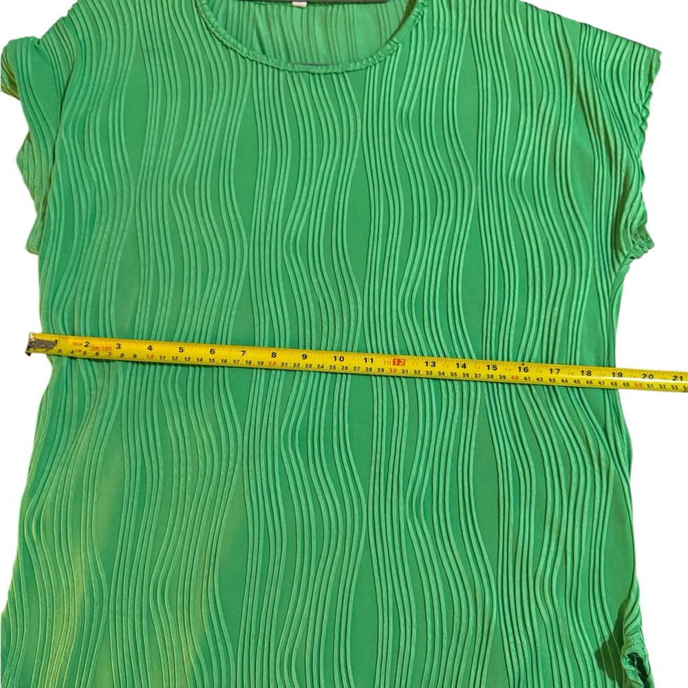 Women’s Green Textured Wave Pattern Short Sleeve Blouse - Size M - Picture 6 of 8